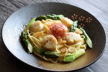 帆立貝とアスパラガスのパスタ　Pasta with scallops and asparagus