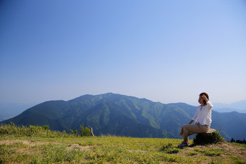 Fototapeta na wymiar Japanese woman on green mountain