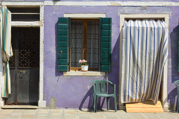 Portone e finestra di una casa colorata tipica dell'isola di Burano