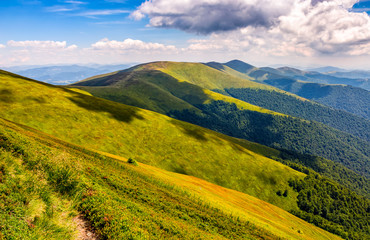 Obraz premium path through the mountain ridge
