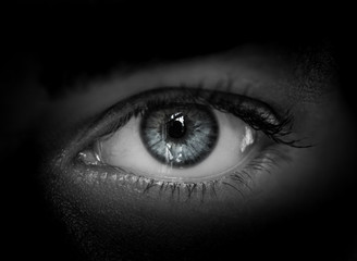 Naklejka premium Makro- strzał żeński ludzki oko w czarny i biały stonowanym.