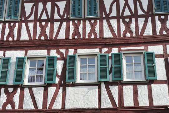 Fassade eines renovierten historischen Fachwerkhauses