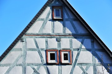 Fassade eines renovierten historischen Fachwerkhauses