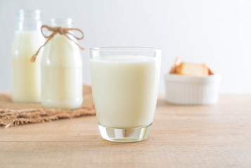 Obraz na płótnie Canvas glass of fresh milk