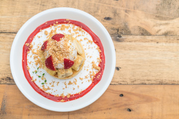 hot cake with cream, strawberry, banana and cookie crumble