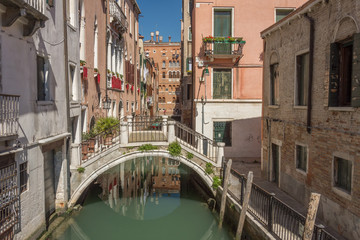 Fototapeta na wymiar Venetian canal bridge