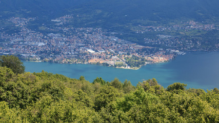 Fototapeta na wymiar Il ramo di Lecco del lago di Como. Sullo sfondo Mandello del Lario