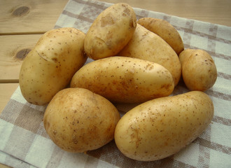 Raw potatoes on a kitchen towel