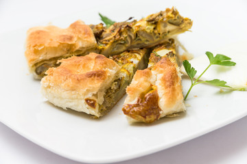 Tortino salato di uova, carciofi e cipolla