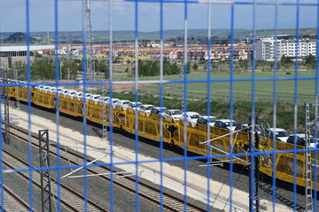 Tren de mercancías transportando coches. 