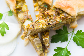 Tortino salato di uova, carciofi e cipolla