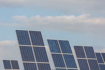 Obraz premium Panel słoneczny, fotowoltaika, alternatywne źródło energii elektrycznej z błękitnym niebem