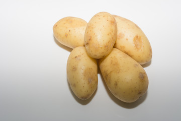 Kartoffeln isoliert auf weissem Hintergrund