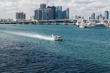 Obraz premium Seaplane Taxiing Past Miami