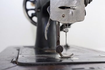 лапка и игла старинной швейной машинки крупным планом - obrazy, fototapety, plakaty