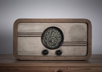 stare radio na stole