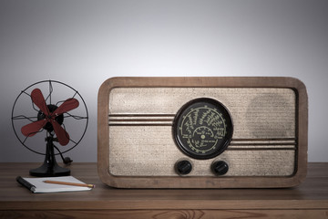stare radio na stole - obrazy, fototapety, plakaty