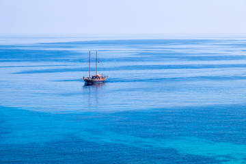 Obraz premium Sailing ship in the sea