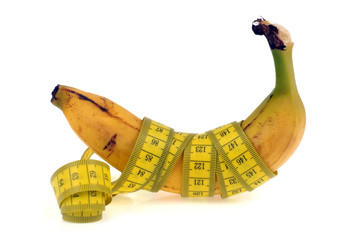 Banane entourée d'u mètre souple de couturière 