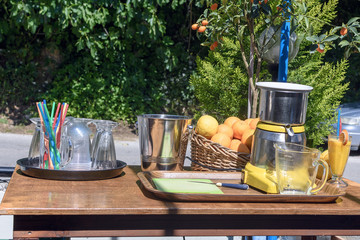 On a sunny day there is a table with vozhmylkoy oranges and lemons