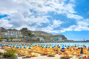 Deurstickers Het strand van Puerto Rico. Canarische toevlucht, Gran Canaria, Spanje © Valery Bareta