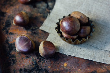 Obraz premium Chestnuts over rustic background
