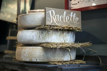Gordijnen the Maturing Raclette cheese with tag on the farmer market © elenarostunova