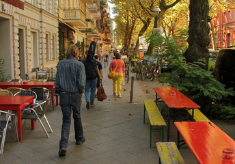 Gente caminando en una calle de Kreuzberg, Berlin