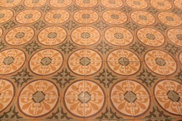 Piso de baldosa.