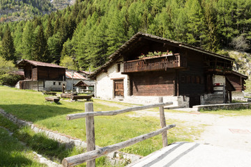 Fototapeta na wymiar Borgo alpino