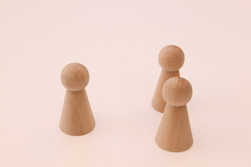 Spielfiguren aus Holz, natur, auf weissem Hintergrund isoliert