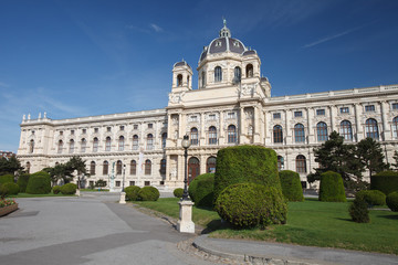 Fototapeta na wymiar view of famous landmark palace History Museum (Naturhistorisches Museum) with beautiful park Vienna. Austria