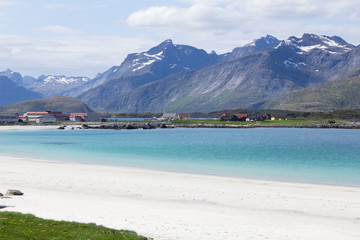 Fototapeta na wymiar Wasser und Berge in Norwegen