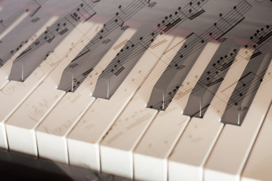 Piano y partituras