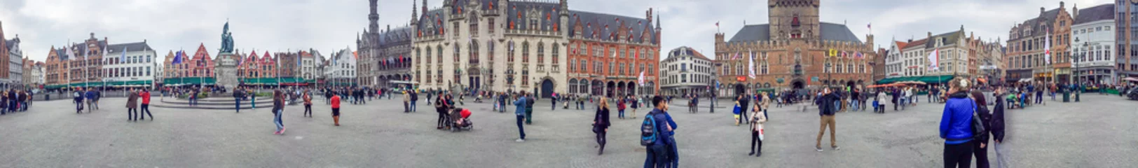Papier Peint photo Brugges BRUGES, BELGIQUE - MAI 2015 : Touristes le long des rues de la ville. La ville est une attraction célèbre en Belgique