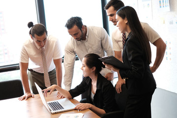 Obraz premium Business partners discussing documents and ideas
