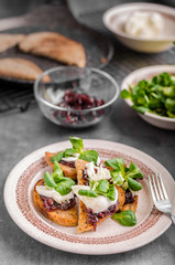 Heatly food toast with onion and mozzarella