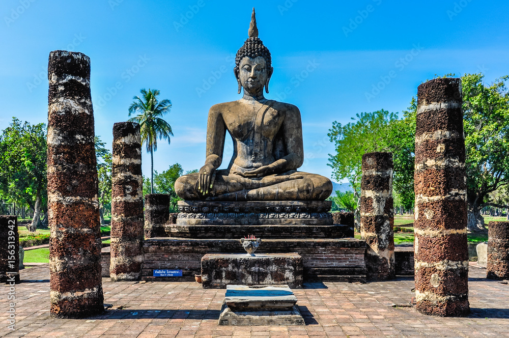 Wall mural Buddha statue sitting in Sukhotai, Thailand