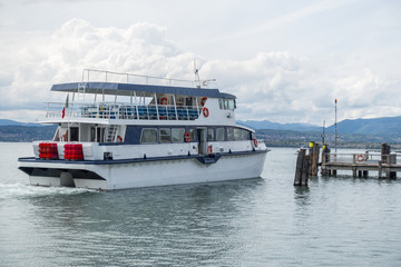 Obraz premium Fahrgastschiff auf dem Gardasee in Sirmione, Italien