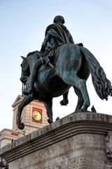 Obraz premium Estatua ecuestre y puerta del sol