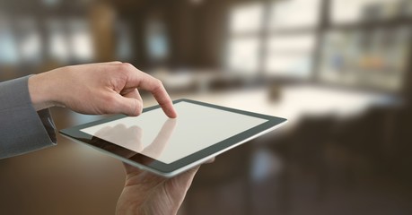 Naklejka premium Biznesmen trzymając tablet w biurze
