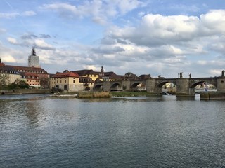 Fototapeta na wymiar Alte Mainbrücke in Würzburg 