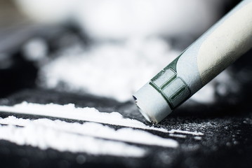 Cocaine use through a dollar bill macro with a defocus