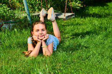 KInd im Garten, Schaukel