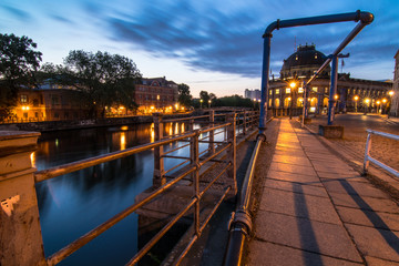 Bodemuseum von der berliner spree fotografiert bei nacht