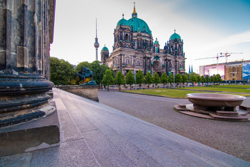 Berliner Dom am Lustgarten Berlin Fernsehturm und nikoleikirche im sonnenaufgang © Patrick