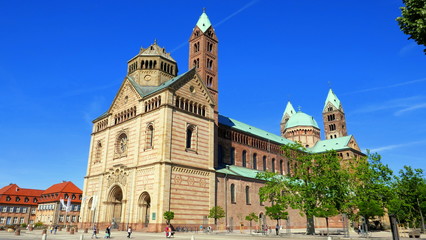 Obraz premium Kaiserdom zu Speyer vor tiefblauem Himmel