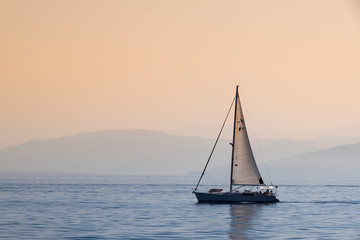Fototapeta premium Segelschiff mit Bergen im Hintergrund 