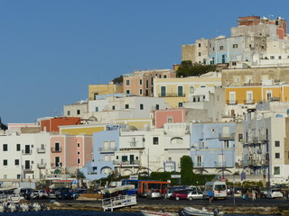 Paese colorato sul mare nell'isola di Ponza in Italia