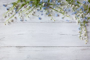 Abwaschbare Fototapete Maiglöckchen Frühlingsblumen von Maiglöckchen, vergiss mich nicht auf einem hölzernen Hintergrund